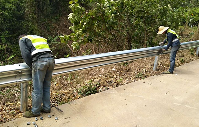 晋中高速公路护栏的定期维护与保养