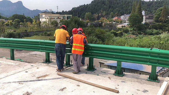 晋中高速公路护栏板的维护确保道路安全的关键环节